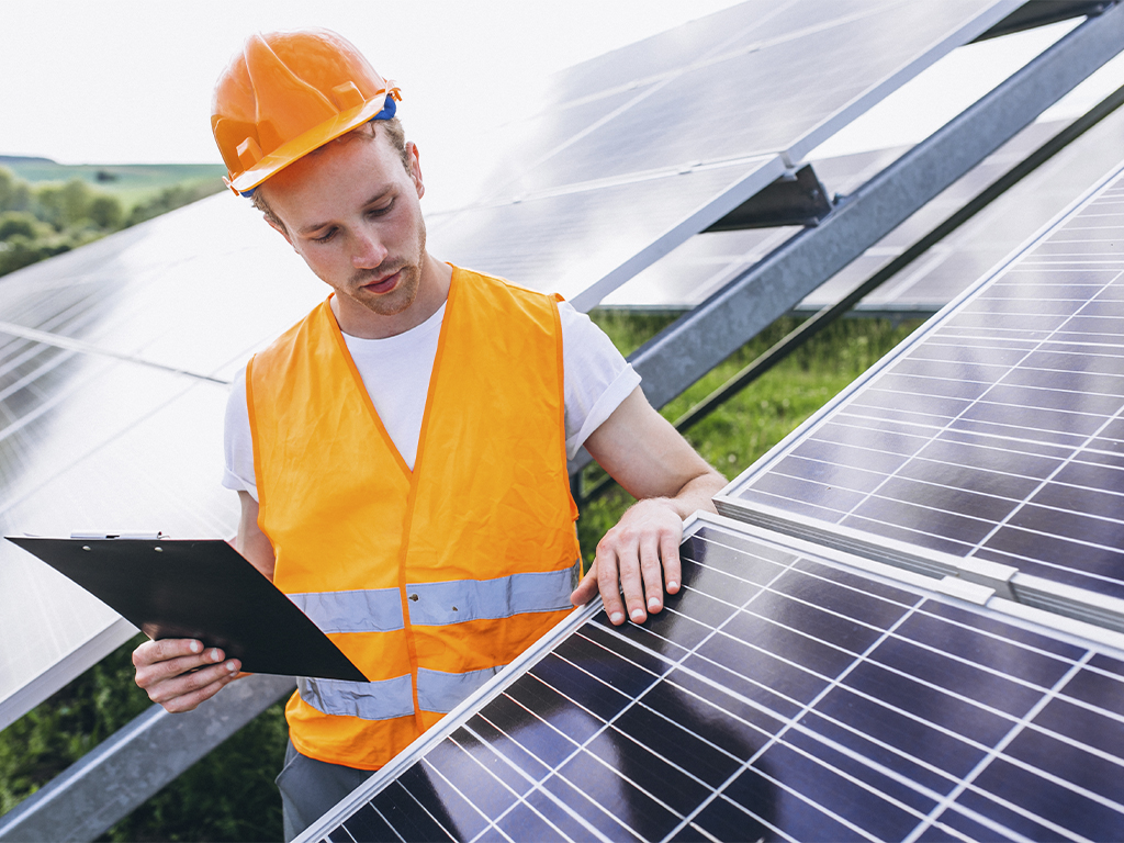 hombre-trabajador-campo-junto-paneles-solares (1)